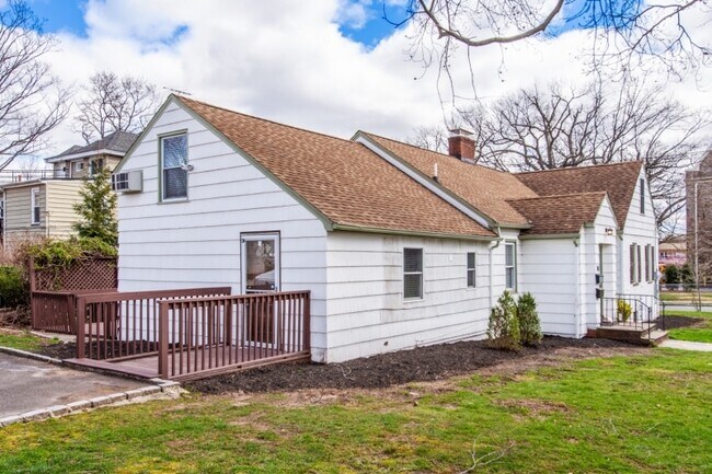 38 Christopher St-Unit -2 in Montclair, NJ - Building Photo - Building Photo