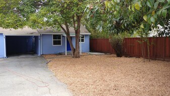 1051 Boranda Ave in Mountain View, CA - Building Photo