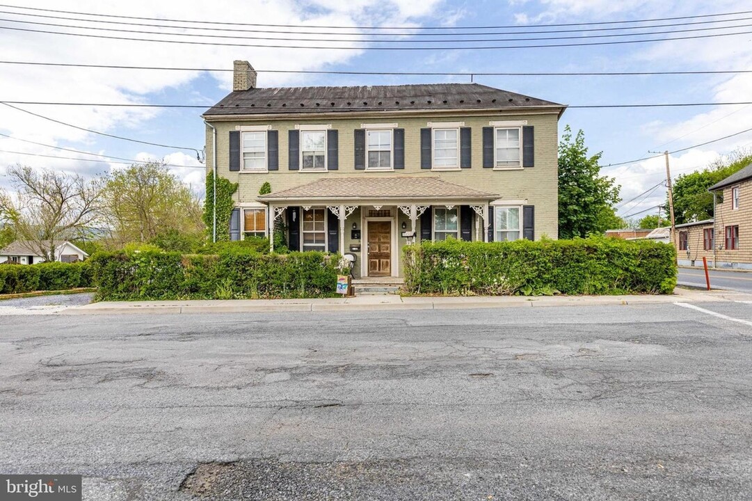 103 W Seminary St in Mercersburg, PA - Building Photo