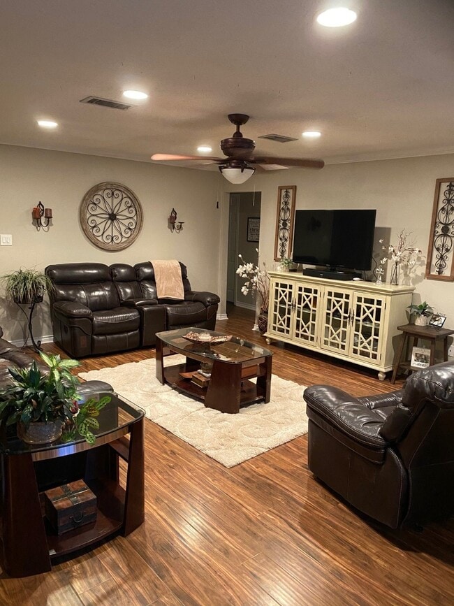 16107 Tibet Rd in Friendswood, TX - Foto de edificio - Building Photo