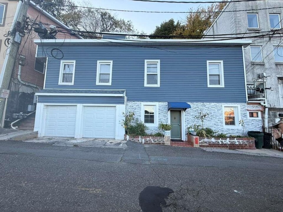 9005 Riverside Pl in North Bergen, NJ - Building Photo