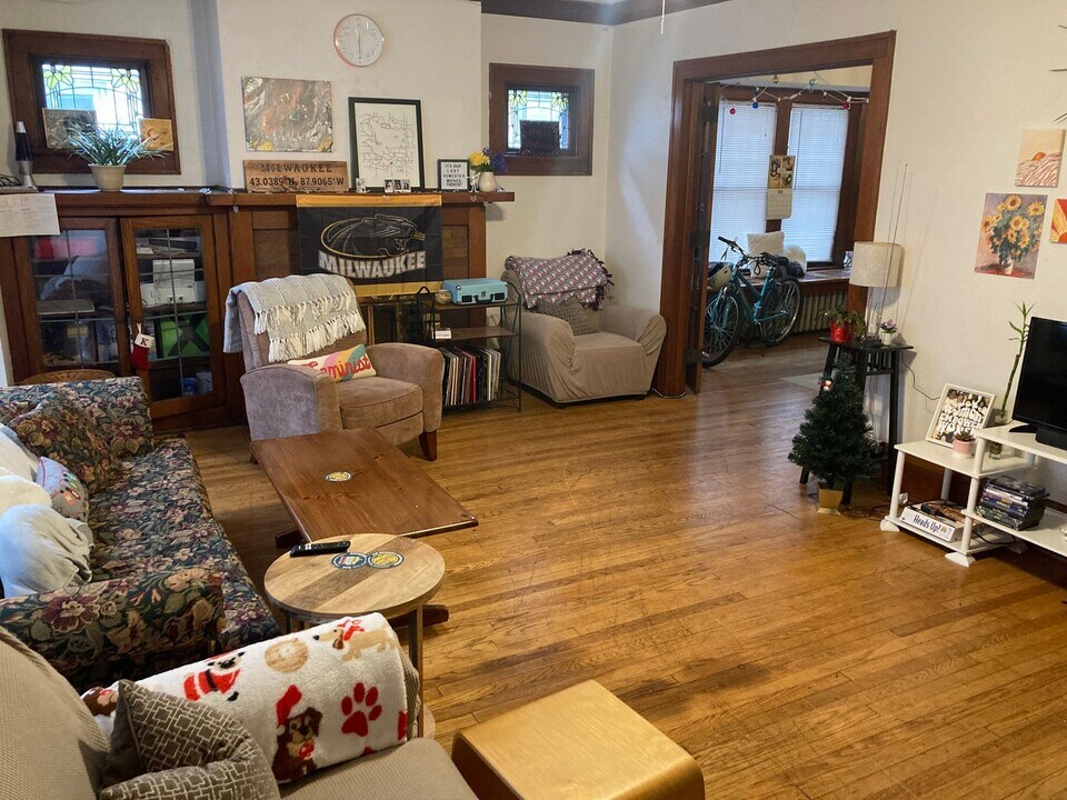 2935 N Downer Ave in Milwaukee, WI - Building Photo