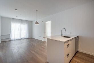 814-82e 2e Avenue in Montréal, QC - Building Photo - Building Photo