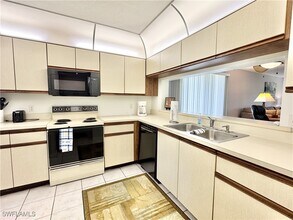 1203 Commonwealth Cir in Naples, FL - Building Photo - Building Photo