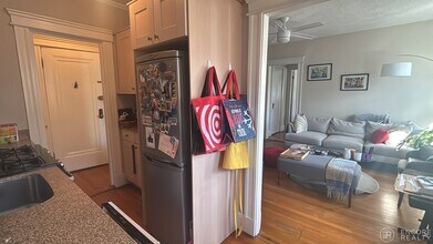 110 Riverway, Unit 1 in Boston, MA - Foto de edificio - Building Photo