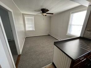 388 Snell St, Unit Second Floor in Fall River, MA - Building Photo - Building Photo