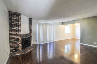 Laurelwood Apartments in Sacramento, CA - Building Photo - Building Photo