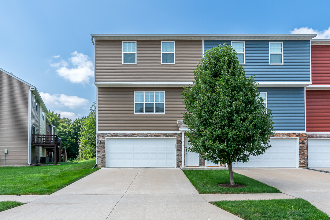 710 Cox Ct in Le Claire, IA - Foto de edificio