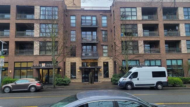 4116 California Ave SW, Unit 304 in Seattle, WA - Foto de edificio - Building Photo