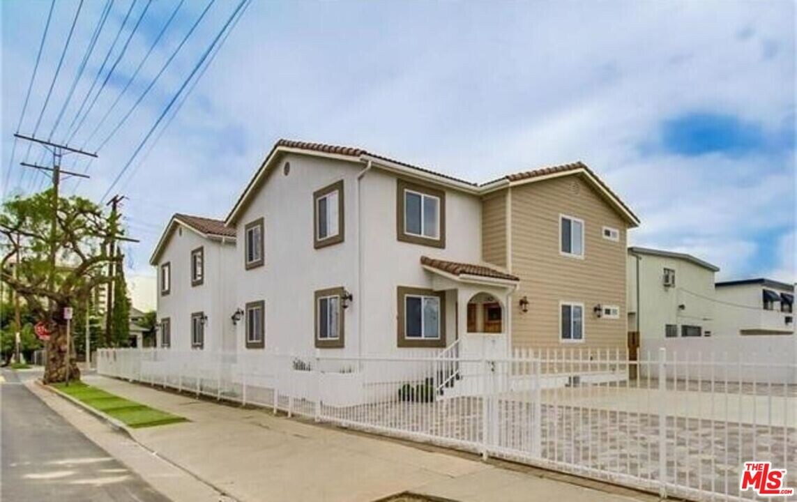 1203 1/2 S Catalina St in Los Angeles, CA - Building Photo