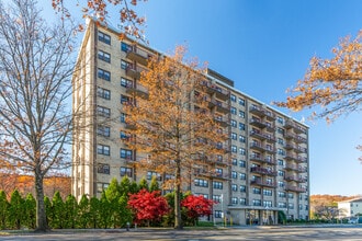The Fountains in Staten Island, NY - Building Photo - Building Photo