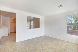 1221 Hope Ranch Ln in Las Vegas, NV - Foto de edificio - Building Photo