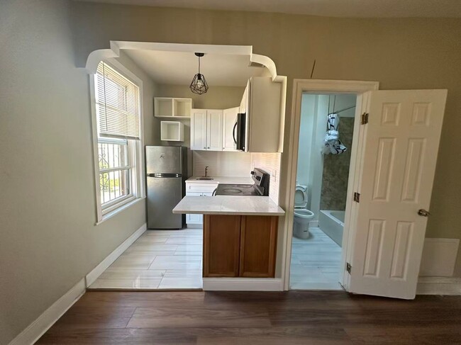 property at 1828 W Diamond St