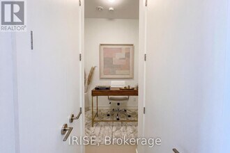 11 Yorkville Ave in Toronto, ON - Building Photo - Building Photo