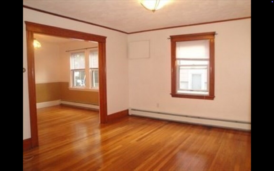 15 Banks St, Unit #1 in Belmont, MA - Foto de edificio