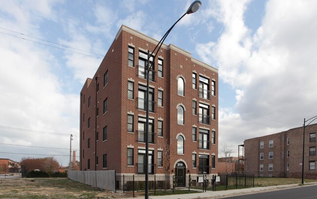 3719 S Indiana Ave in Chicago, IL - Foto de edificio - Building Photo