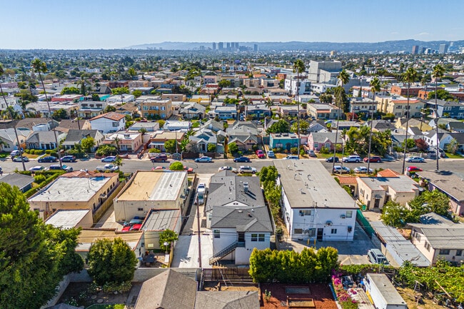 2008 Vineyard Ave in Los Angeles, CA - Building Photo - Building Photo