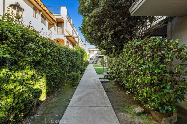 418 E Harvard Rd, Unit A in Burbank, CA - Building Photo - Building Photo