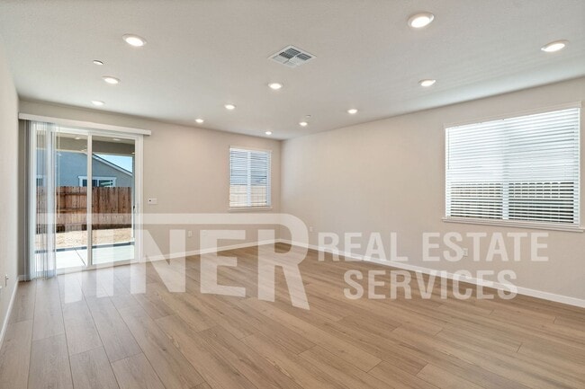2401 Longmire Lp in Roseville, CA - Building Photo - Building Photo