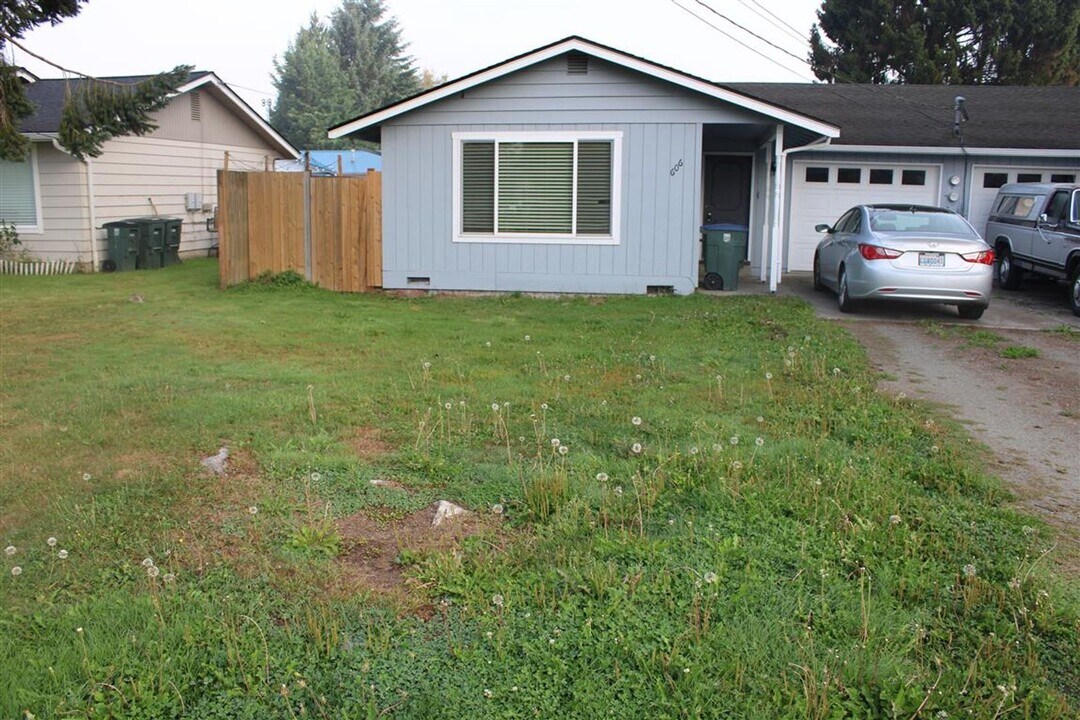 606 Marshall Ave in Sedro Woolley, WA - Building Photo