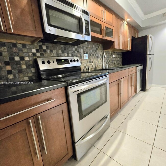 18071 Biscayne Blvd in Aventura, FL - Foto de edificio - Building Photo