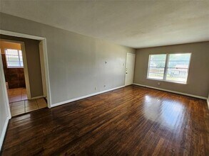 912 Harlandale Ave in Dallas, TX - Building Photo - Building Photo
