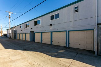 Ocean Palms Apartments in San Diego, CA - Foto de edificio - Building Photo