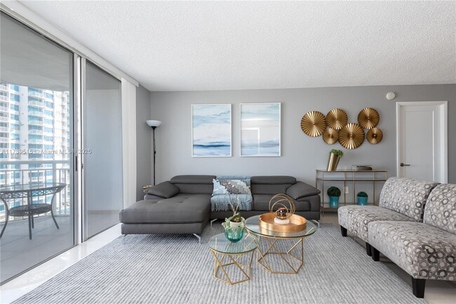 18031 Biscayne Blvd in Aventura, FL - Building Photo - Building Photo
