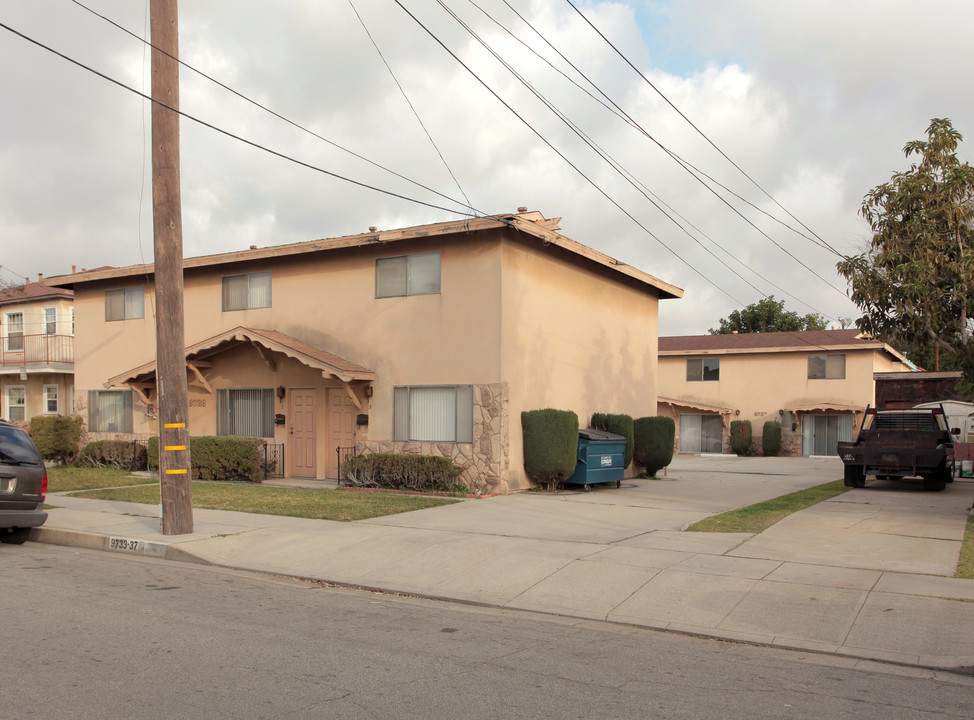 9733-9737 Walnut St in Bellflower, CA - Building Photo