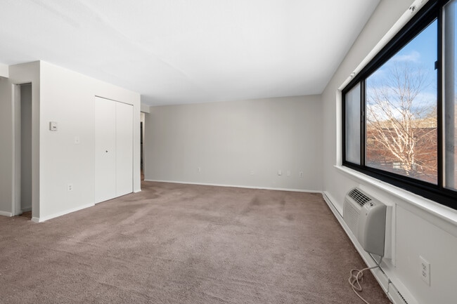 43 Olcott Dr in Manchester, CT - Building Photo - Building Photo