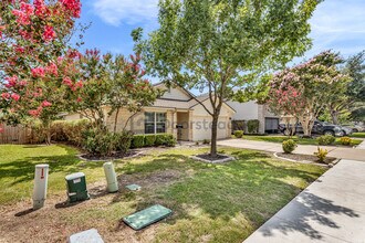 223 Sylvan St in Hutto, TX - Foto de edificio - Building Photo