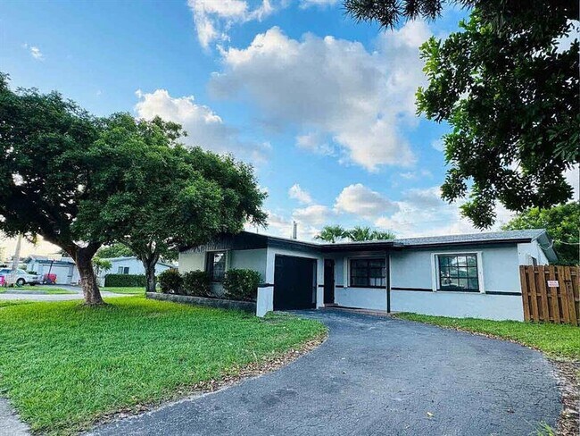 9171 NW 26th St in Sunrise, FL - Foto de edificio - Building Photo