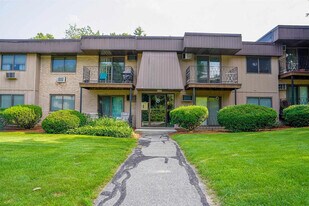 8 Strawberry Bank Rd, Unit 16 in Nashua, NH - Building Photo