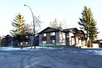 233 Woodridge Dr SW in Calgary, AB - Building Photo - Building Photo