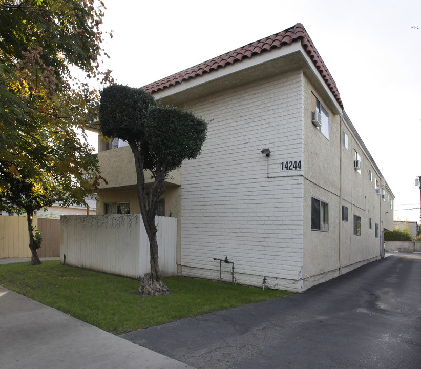 Erwin Apartments in Van Nuys, CA - Building Photo