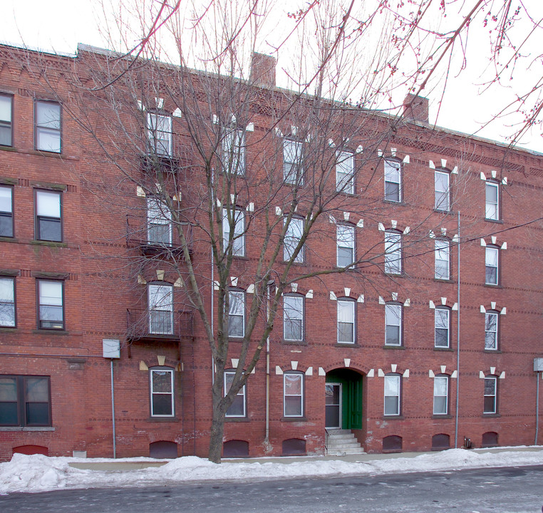 580 S Summer St in Holyoke, MA - Building Photo