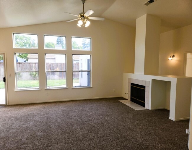2327 E Goshen Ave in Fresno, CA - Building Photo - Building Photo