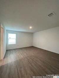 13819 Llama Pl photo'