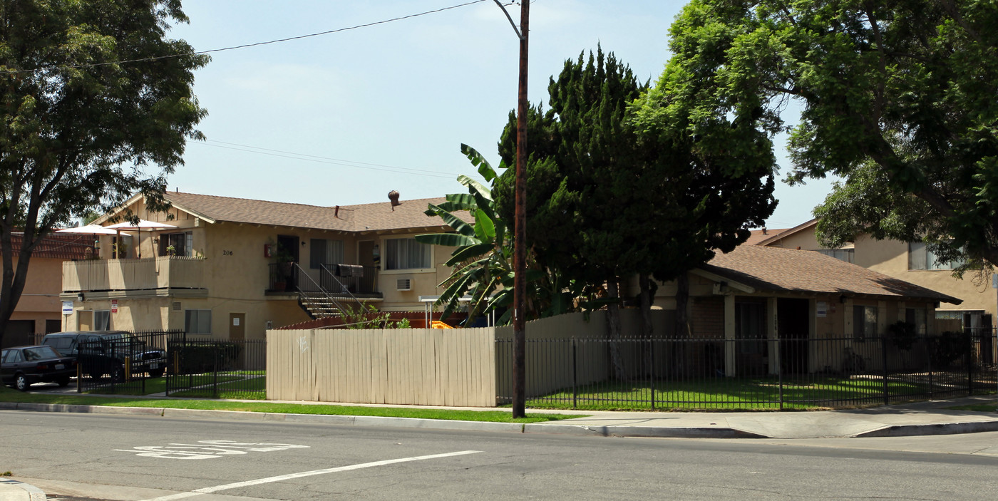 206 E Wakefield Ave in Anaheim, CA - Building Photo