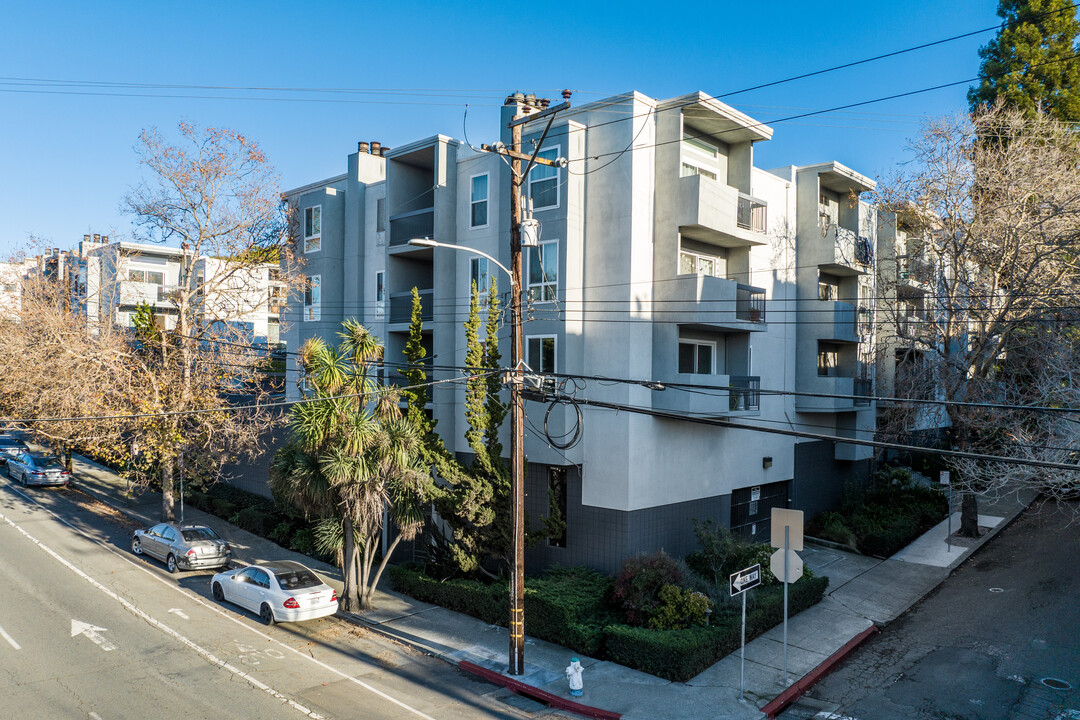 The Oaks in Oakland, CA - Building Photo