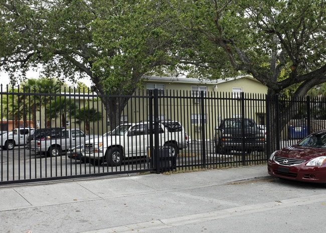 5521 NE Miami Ct in Miami, FL - Foto de edificio - Building Photo