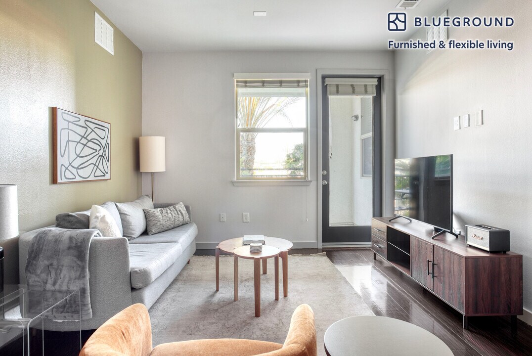 5550 Grosvenor Blvd in Los Angeles, CA - Building Photo