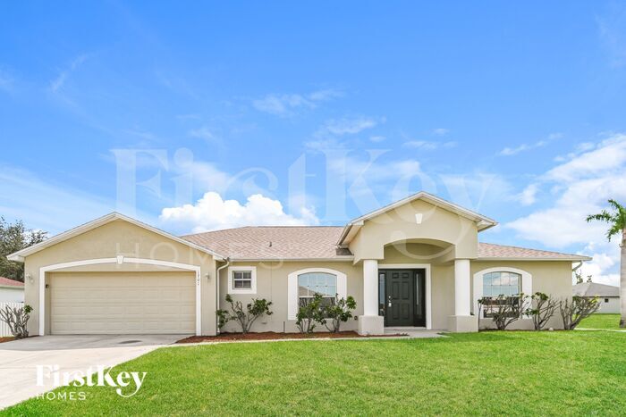 1701 NW 15th Pl in Cape Coral, FL - Foto de edificio