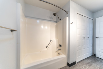 Chestnut Hills Apartments in Kalamazoo, MI - Building Photo - Building Photo