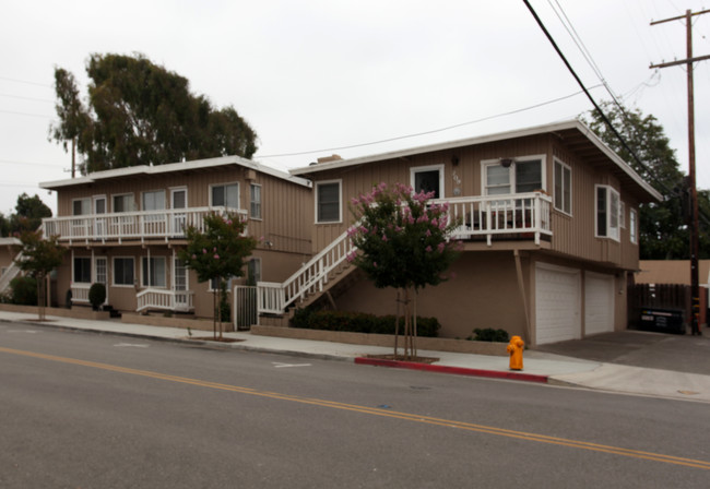 209 Acacia Ave in Huntington Beach, CA - Building Photo - Building Photo