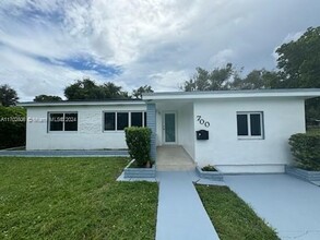 700 NE 139th St in North Miami, FL - Building Photo - Building Photo