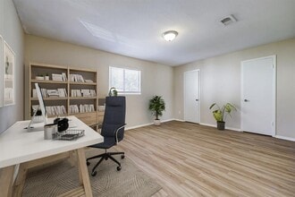 1918 Upland Dr in Houston, TX - Building Photo - Building Photo