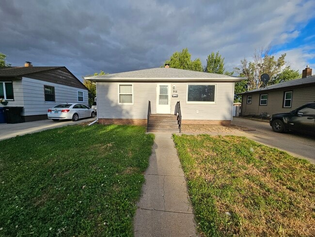 916 3rd Ave W in Dickinson, ND - Building Photo - Building Photo