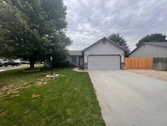 1132 N Maple Creek Ave