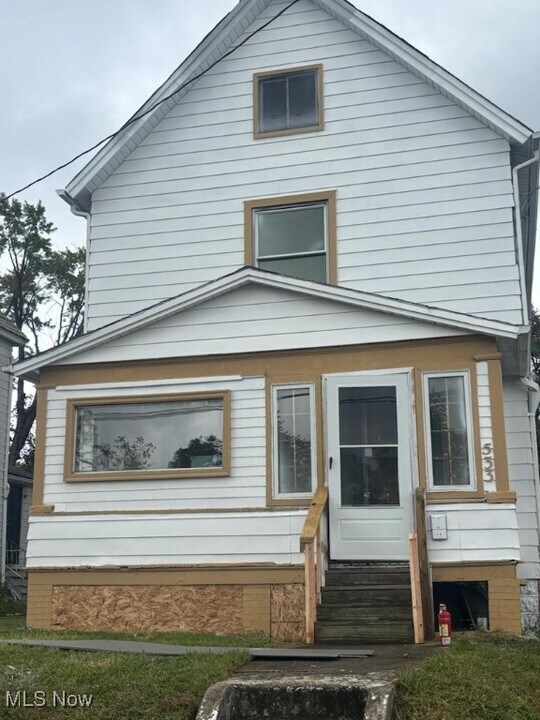 533 Dickson St in Youngstown, OH - Building Photo